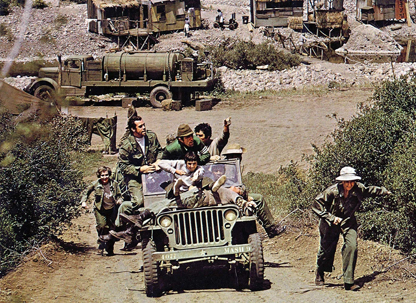 Official movie poster for M*A*S*H in cinemas in Luxembourg